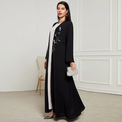 Abaya Élégante Noire à Détails Brodés et Plissés