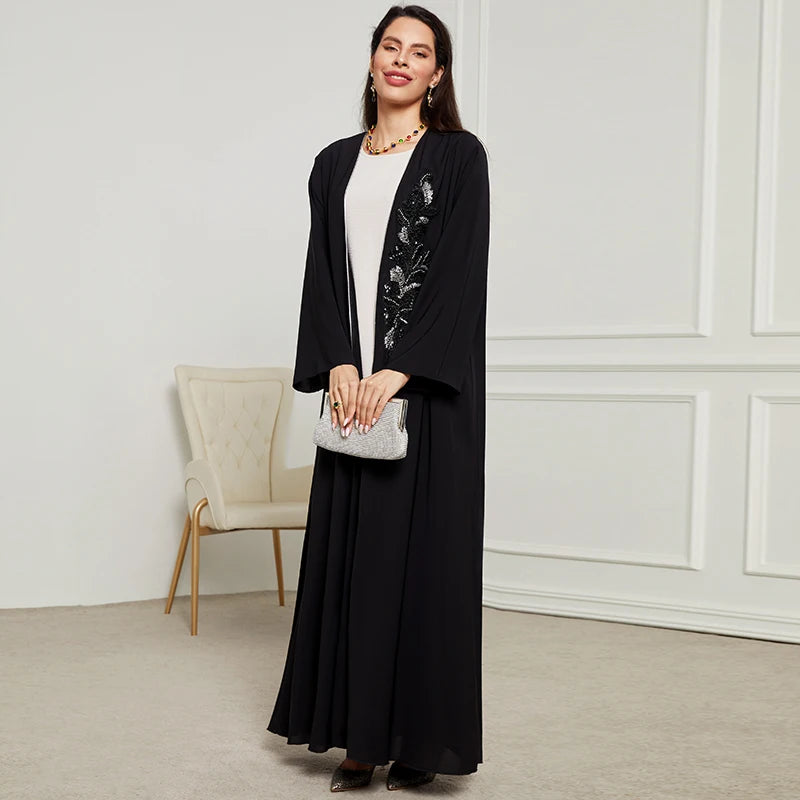 Abaya Élégante Noire à Détails Brodés et Plissés